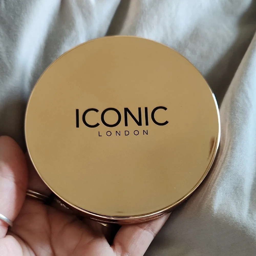 ICONIC London Bronzing Powder in White and Tan